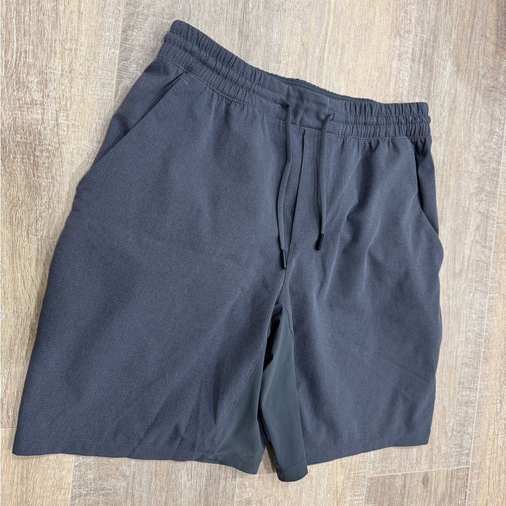 Lululemon men’s gray medium shorts